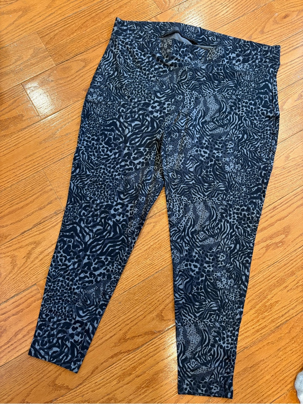 Torrid Blue Animal Print Cropped Leggings Size 3 Plus Stretch Athleisure